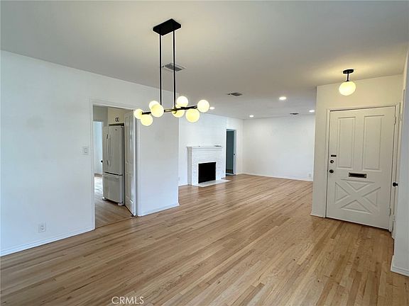 3rd image of 15440 Dickens St