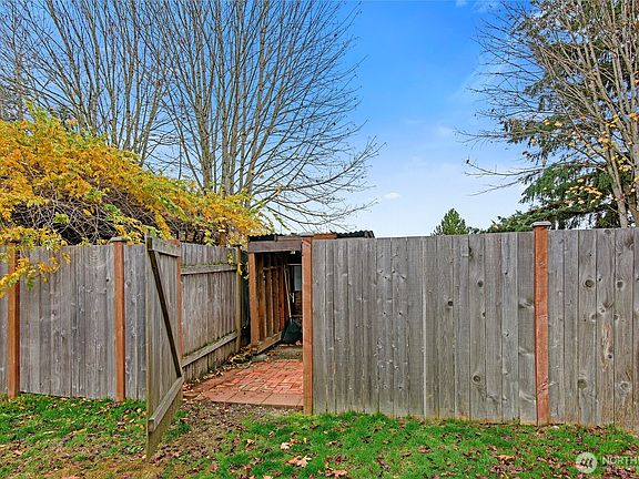 4th image of 124 NE Tucannon Court