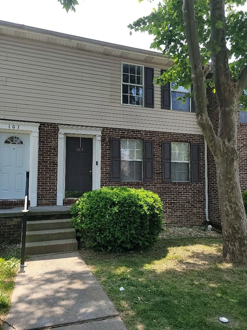109 Parkside Drive — Photo 1