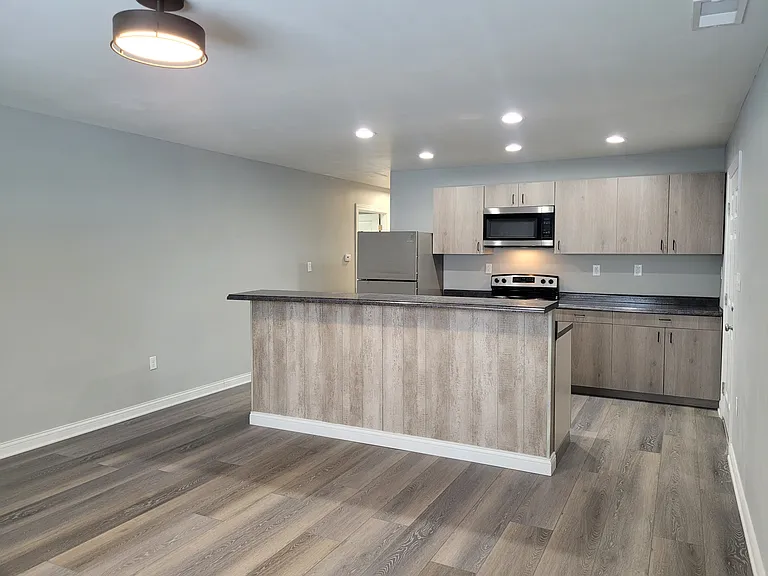 640 W Walnut St — Photo 5