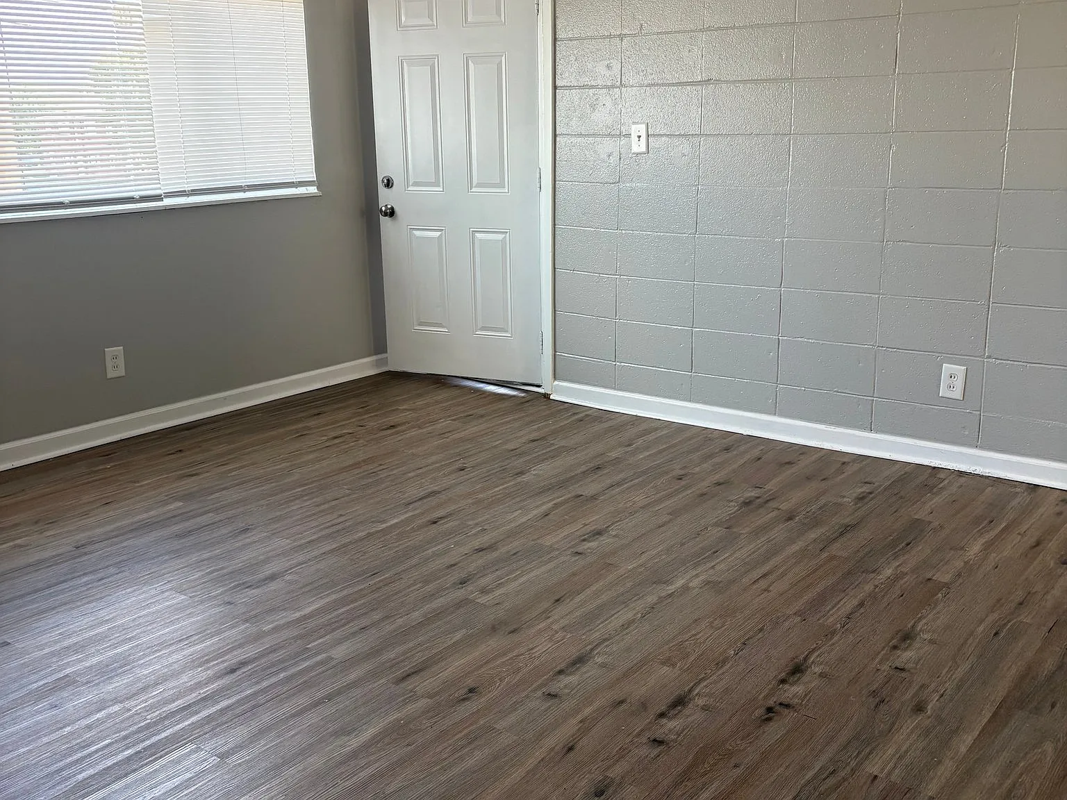 $950 monthly rent on 2 bedroom Available NOW! — Photo 3