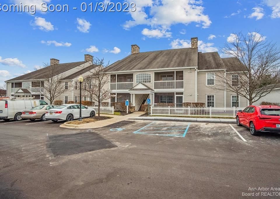 1st image of 2832 S Knightsbridge Cir