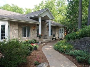 N1W31264 Hickory Hollow Ct, Delafield, WI