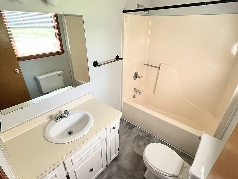 1512 Greenview Dr — Photo 9