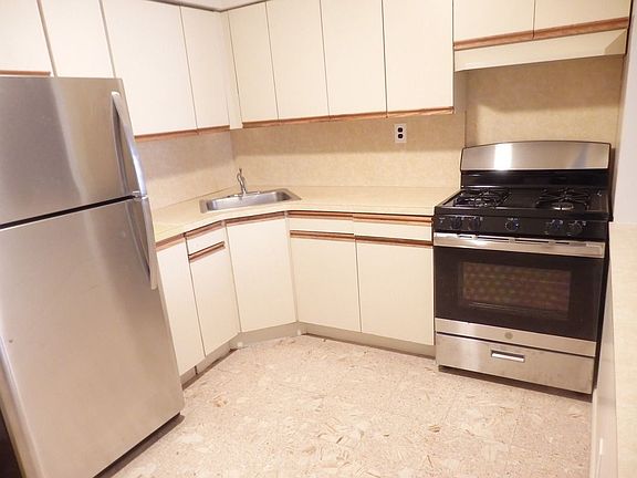 5th image of 418 W 47th St APT 3FW