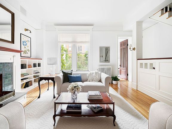 2nd image of 16 W 90th St