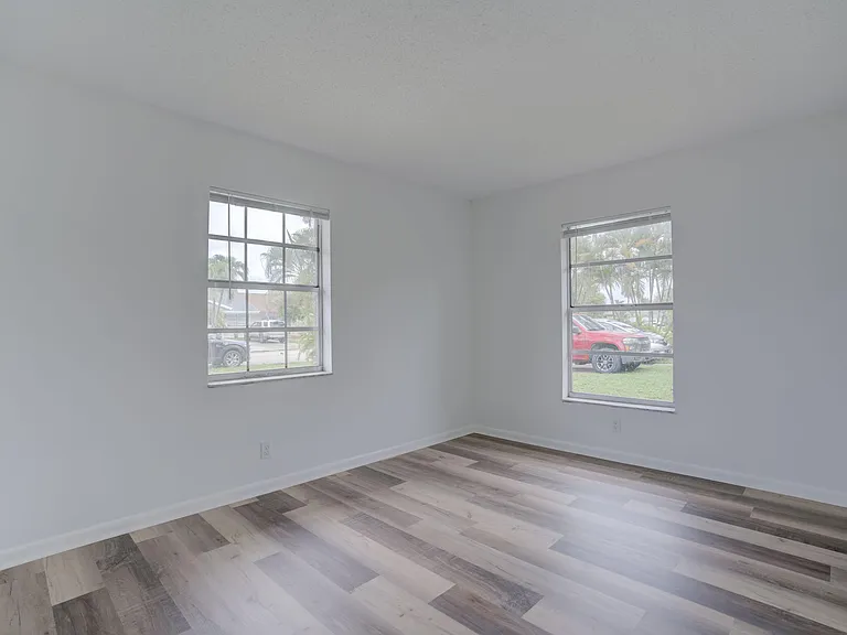 4698 Arthur St — Photo 11