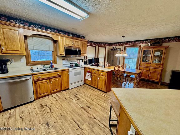 3rd image of 6693 Chaplin Rd