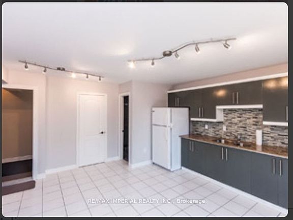 3rd image of 714R Dufferin St
