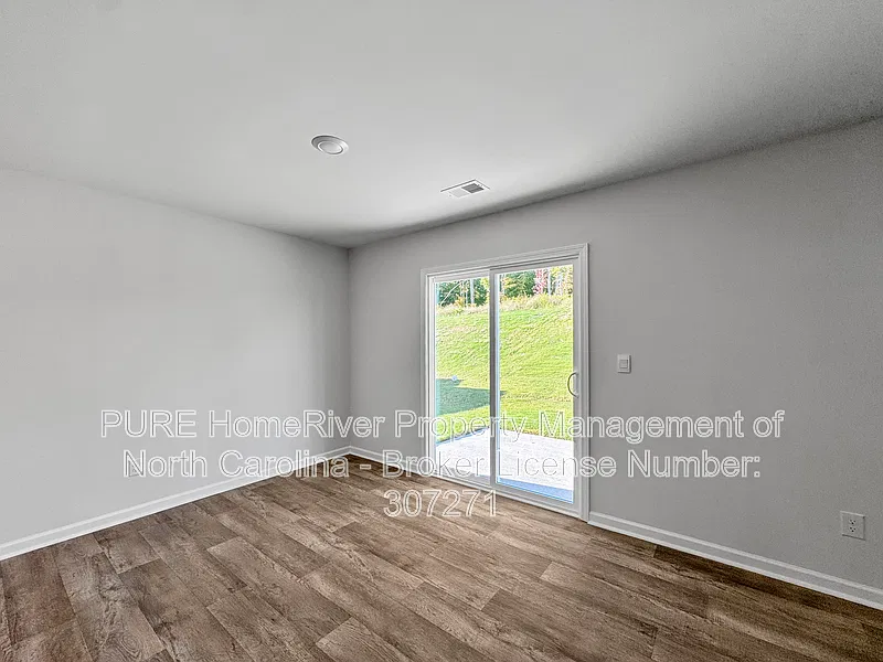 5 bed, 3.0 bath, 2511 sqft, $2,250 — Photo 4