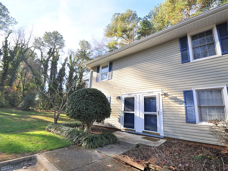 1260 Donaldson Ct — Photo 1