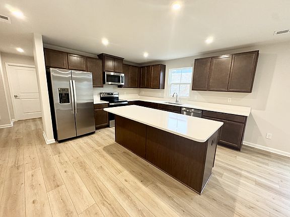 5th image of 637 Coopers Mill Dr