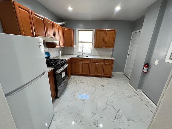 2nd image of 5962 Elsinore St #1