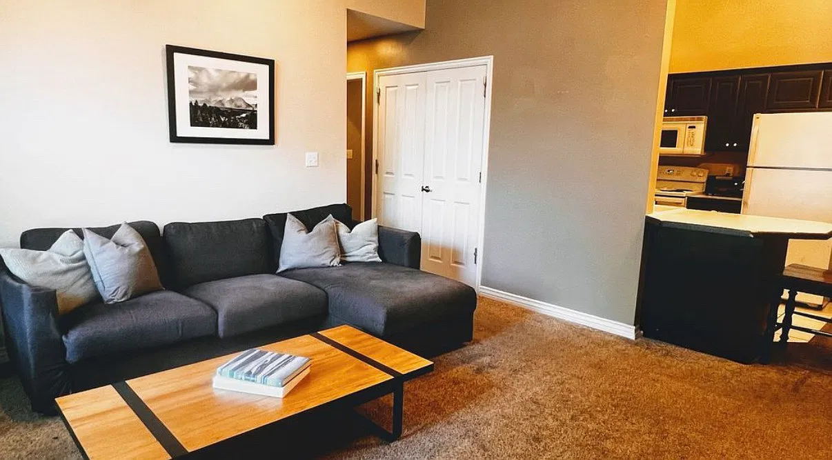 3 bed, 1.5 bath, 1039 sqft, $1,750 — Photo 2