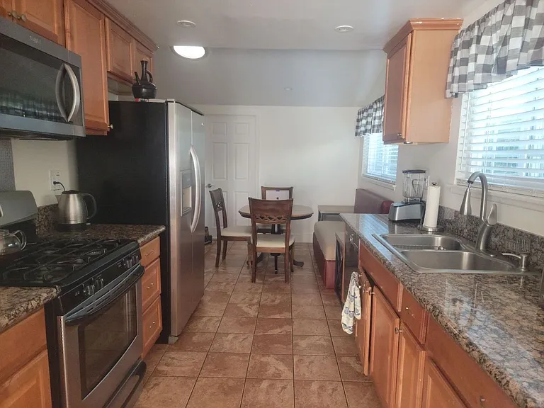 11427 Stranwood Ave — Photo 5