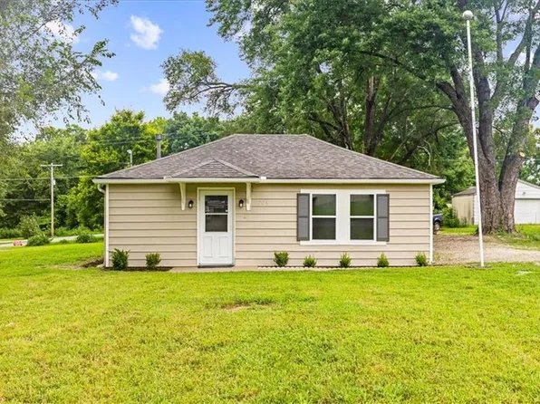 705 Yoeke St, Tonganoxie, KS 66086