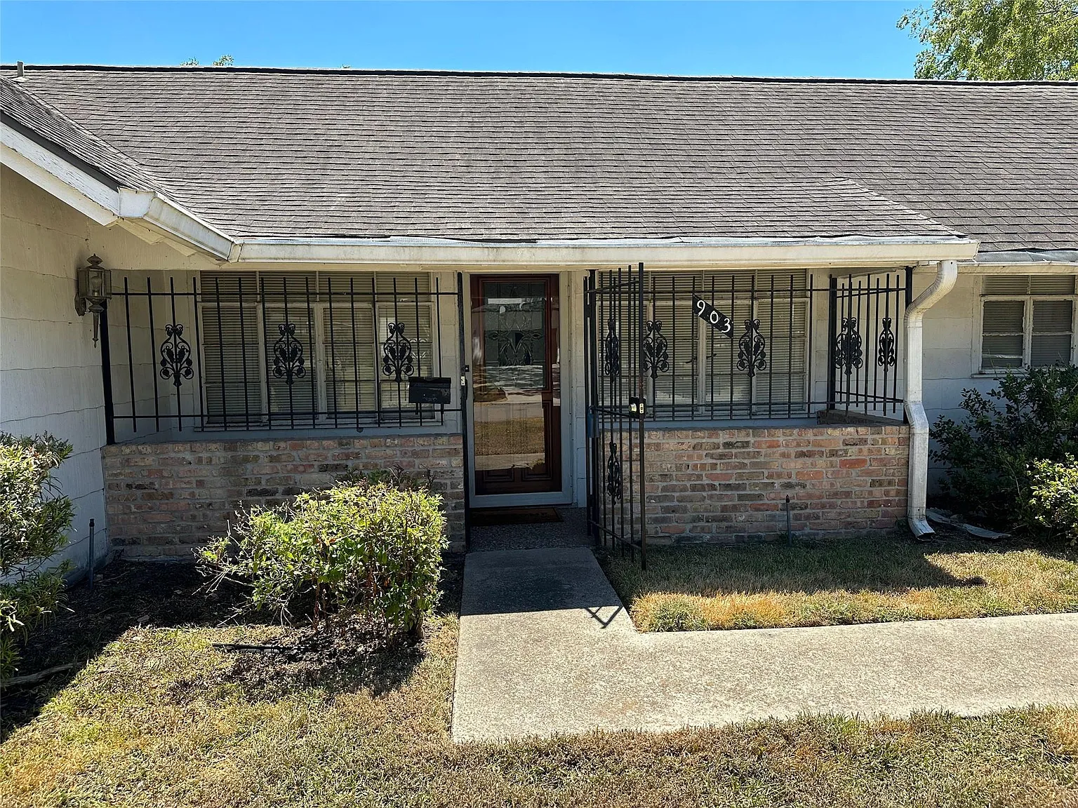 3 bed, 2.0 bath, 1986 sqft, $2,300 — Photo 2