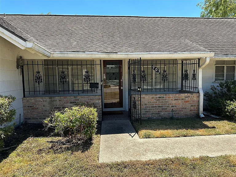 903 Lamonte Ln — Photo 2