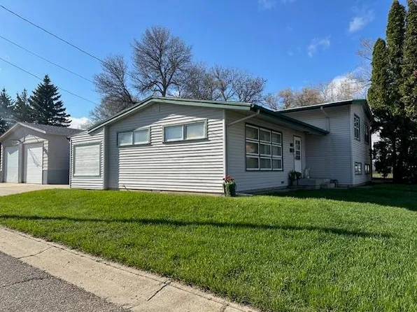 917 5th St NE, Minot, ND 58703