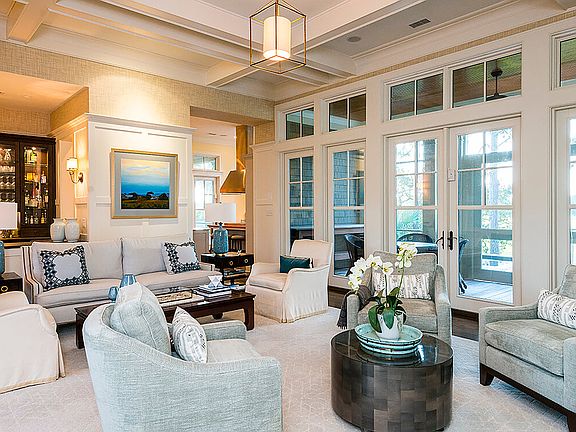 3rd image of 216 Chinaberry Ln