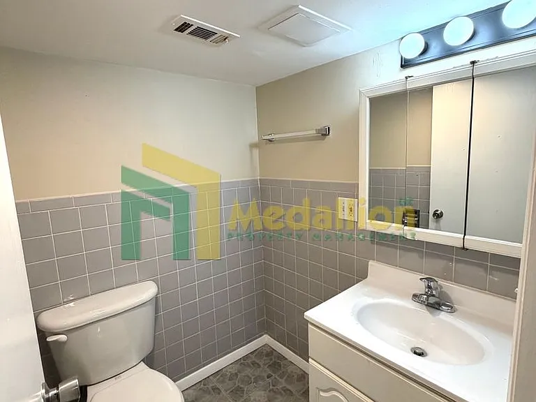 11004 S Eberhart Ave — Photo 17