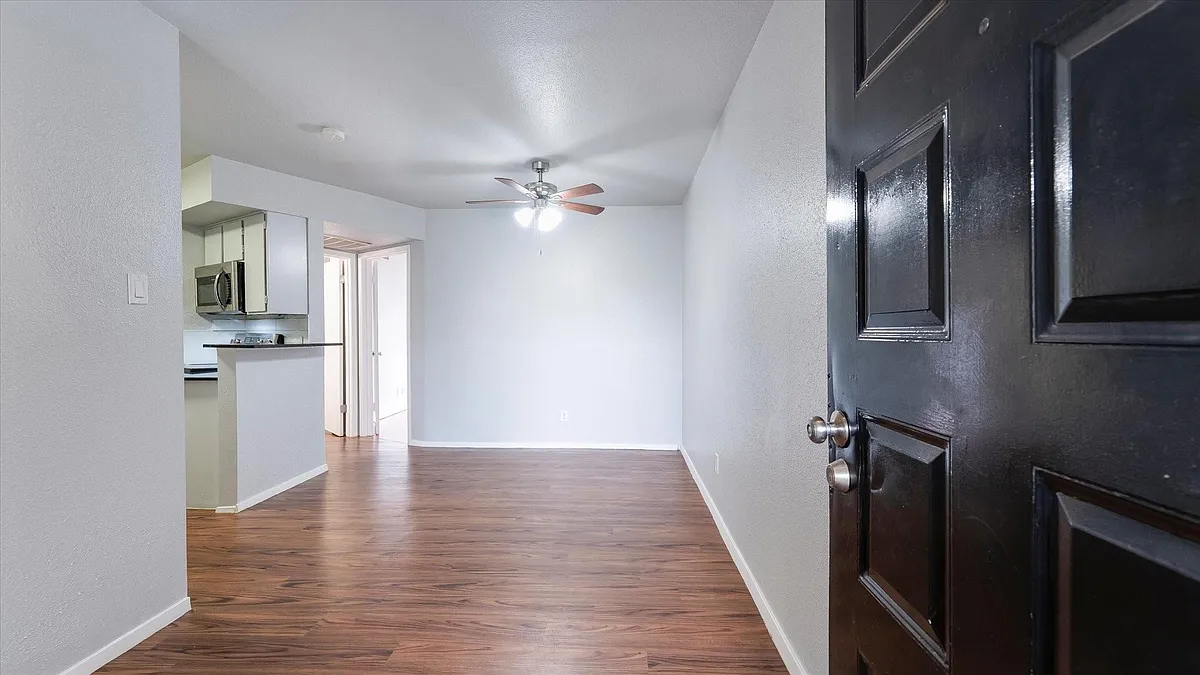 Building Photo - 10811 Richmond Ave #101