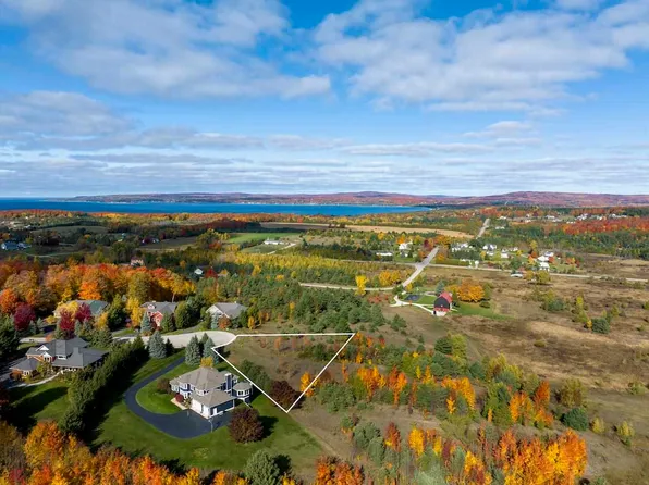 700 Harbor View Ln, Petoskey, MI 49770