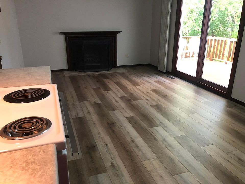 New countertops & LVP in Dining/FR