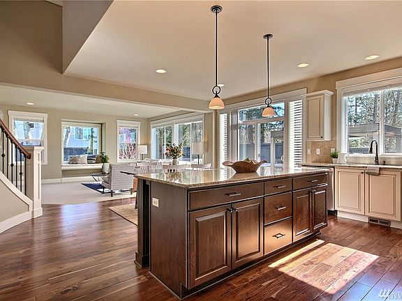 4th image of 16405 SE Cougar Mountain Way
