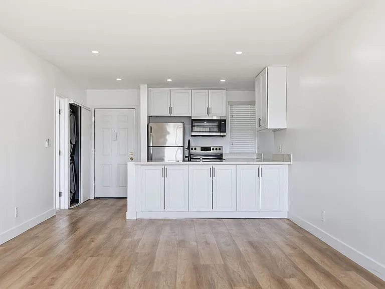Encino Country Club Apartments — Photo 105