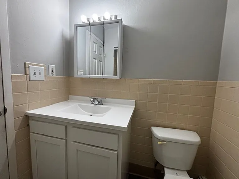 Apartment off 28th and Clyde Park Available — Photo 69