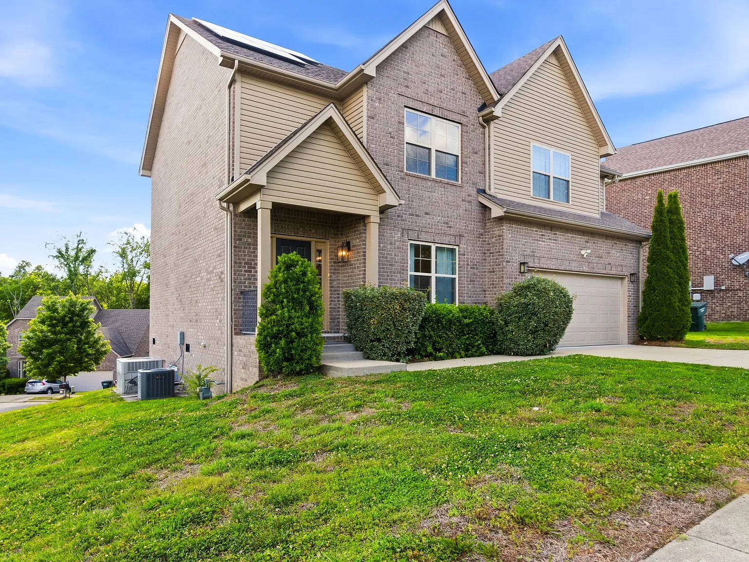 4 bed, 2.5 bath, 2459 sqft, $2,899 — Photo 3