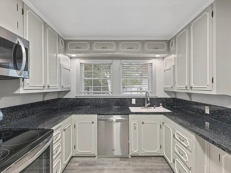 1221 N Neblett St — Photo 7