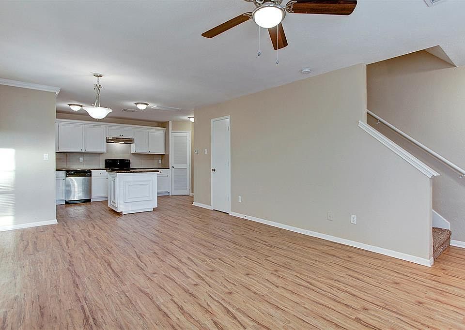 1st image of 15615 Martineau St