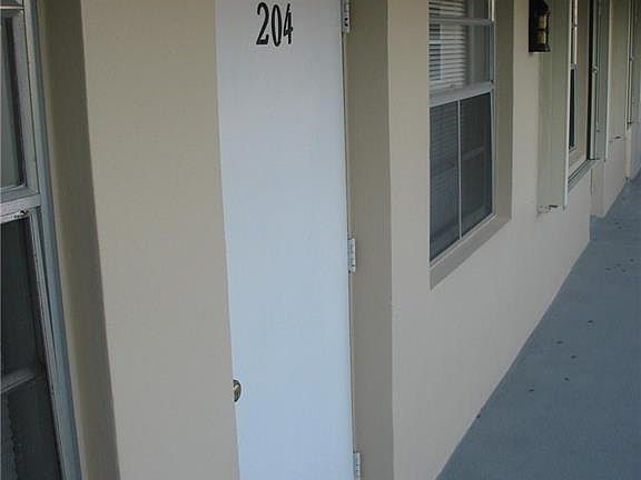 4th image of 32 Pine Arbor Ln