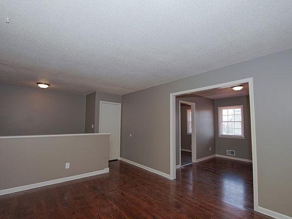 4th image of 805 NE Magellan Ave #B