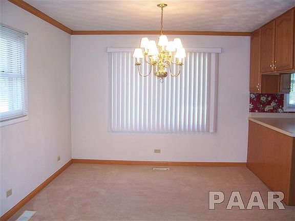 INFORMAL DINING AREA ADJACENT TO KITCHEN