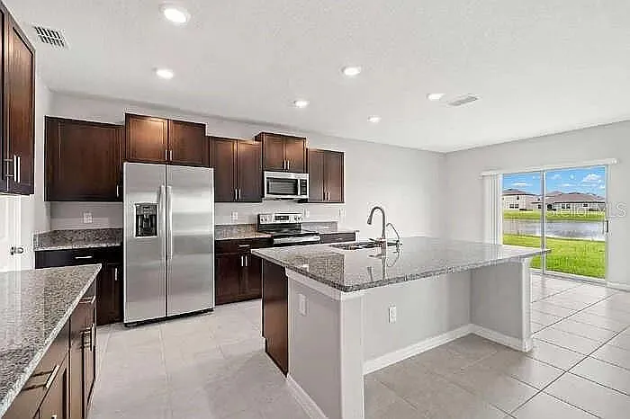 5 bed, 4.0 bath, 3362 sqft, $3,200 — Photo 2