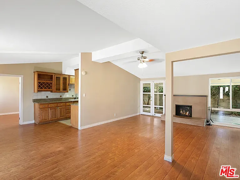 526 N Emerald Dr — Photo 3