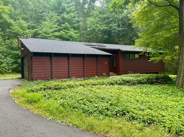 15 Red Fox Ln, Amherst, MA 01002