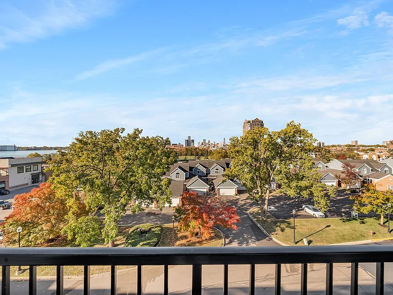Waters Edge Apartments of Harbortown — Photo 31