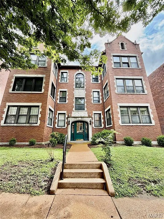 2 bed, 1.0 bath, 1395 sqft, $2,300 — Photo 1