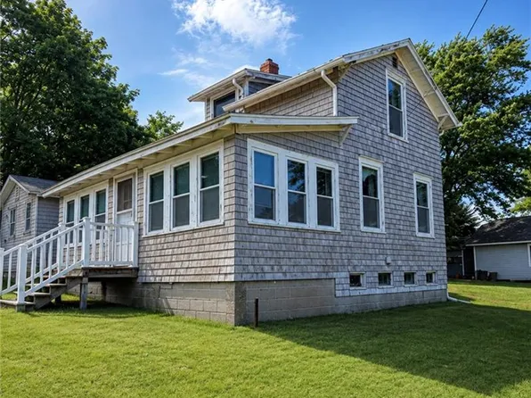 21 Holbrook Ave, Portsmouth, RI 02871