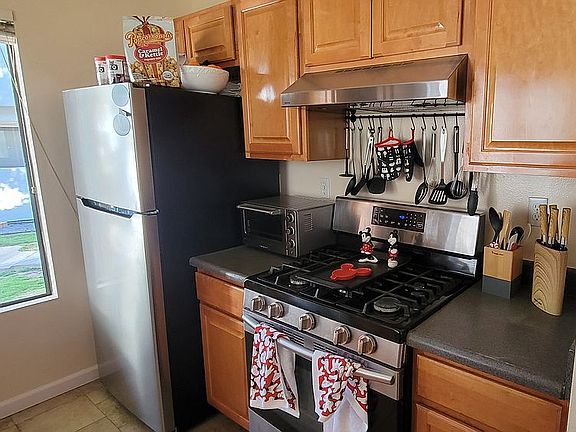 Kitchen - 5 burner gas stove