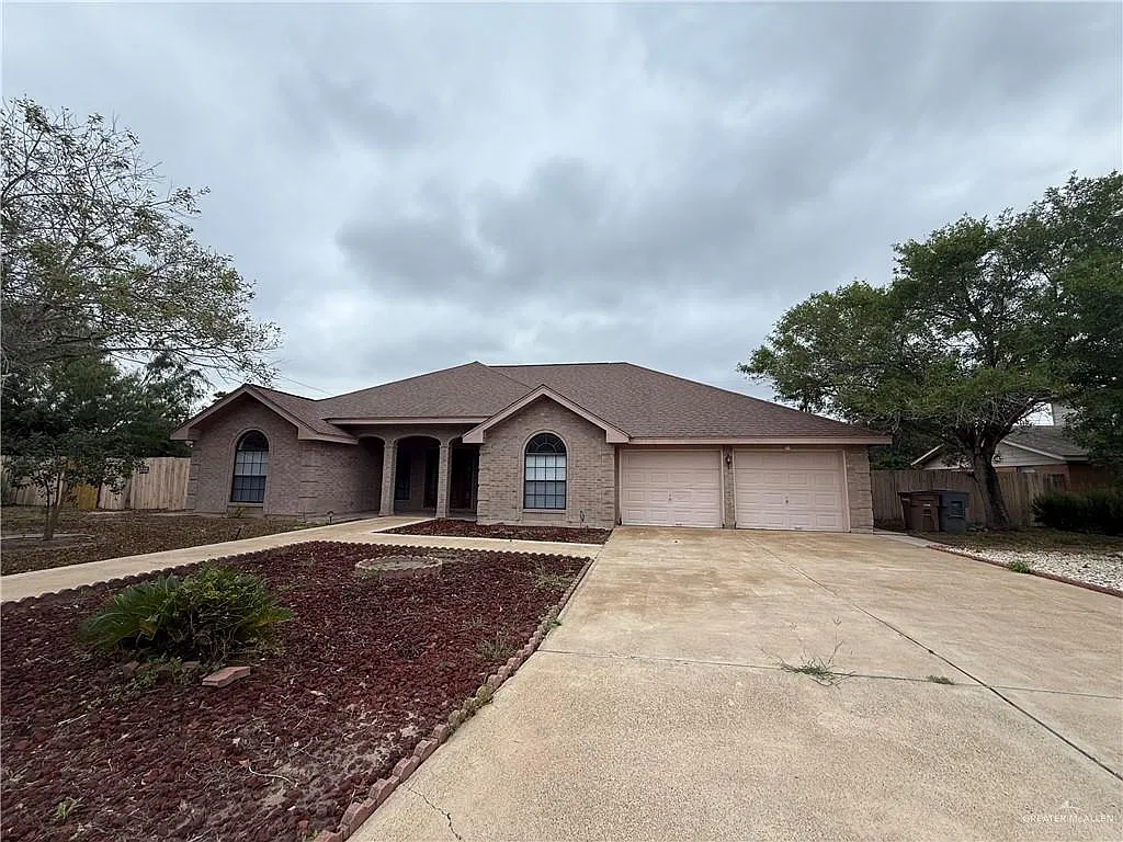 4 bed, 2.5 bath, 2072 sqft, $1,900 — Photo 2