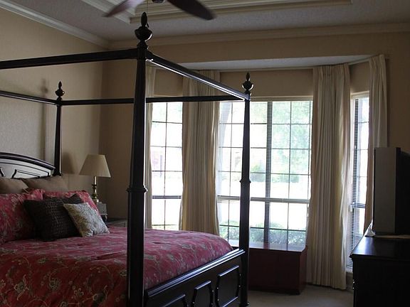Master Bedroom w/beautiful tray ceilings