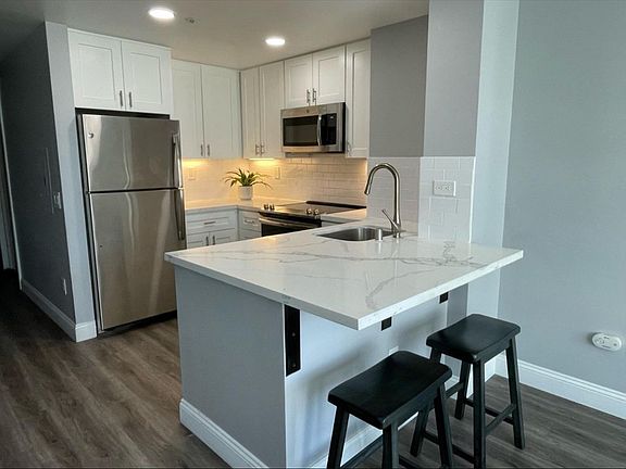2nd image of 403 Main St #508