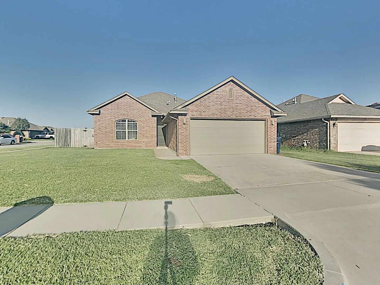 Beautiful 3 Bedroom 2 Bathroom Home in Mustang Schools — Photo 1