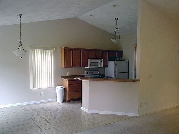 Dining & Kitchen Area