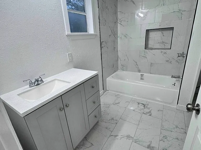 423 W Munson St — Photo 5